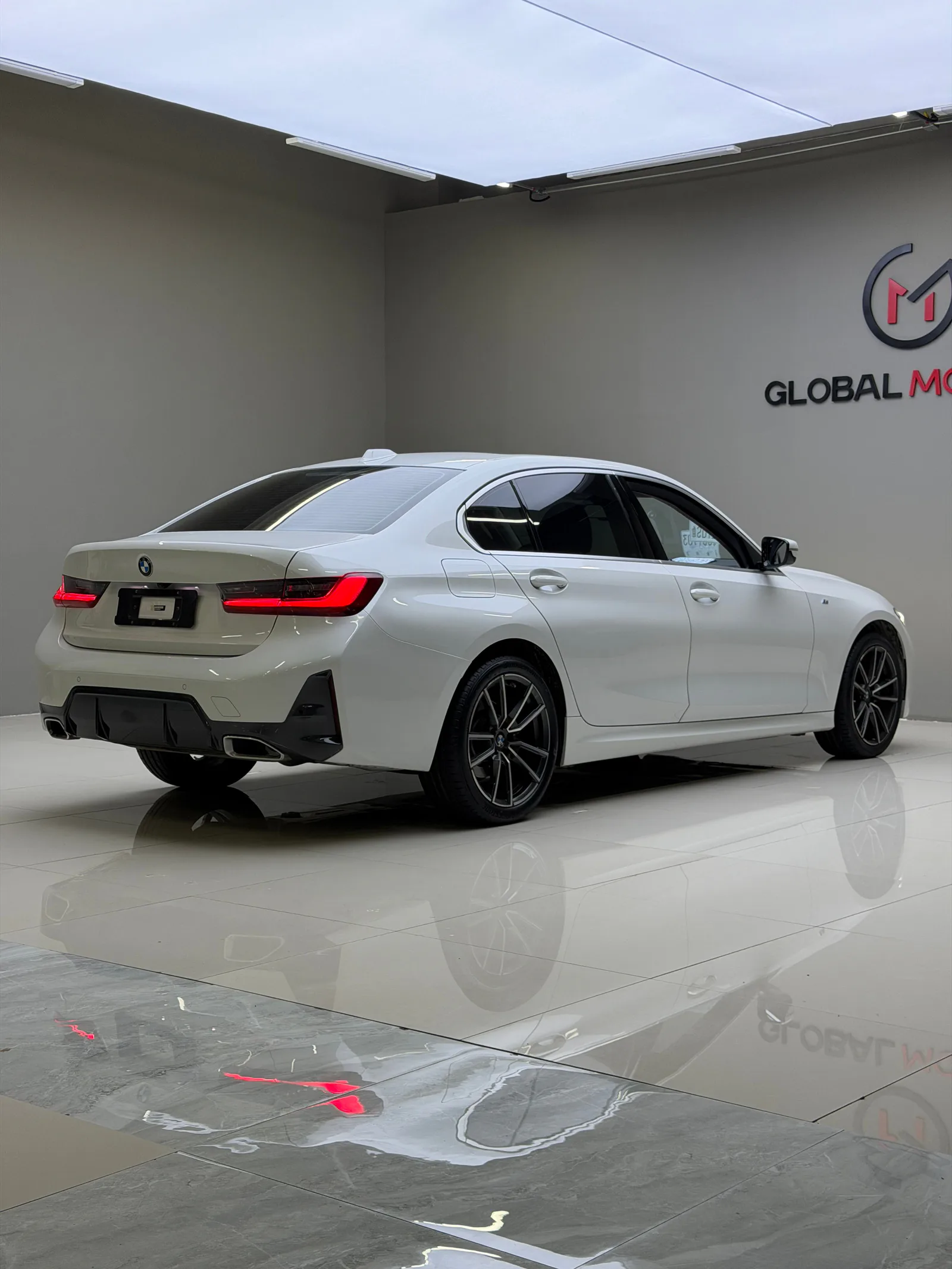 BMW 3 Series 2023 — photo 3 of 11