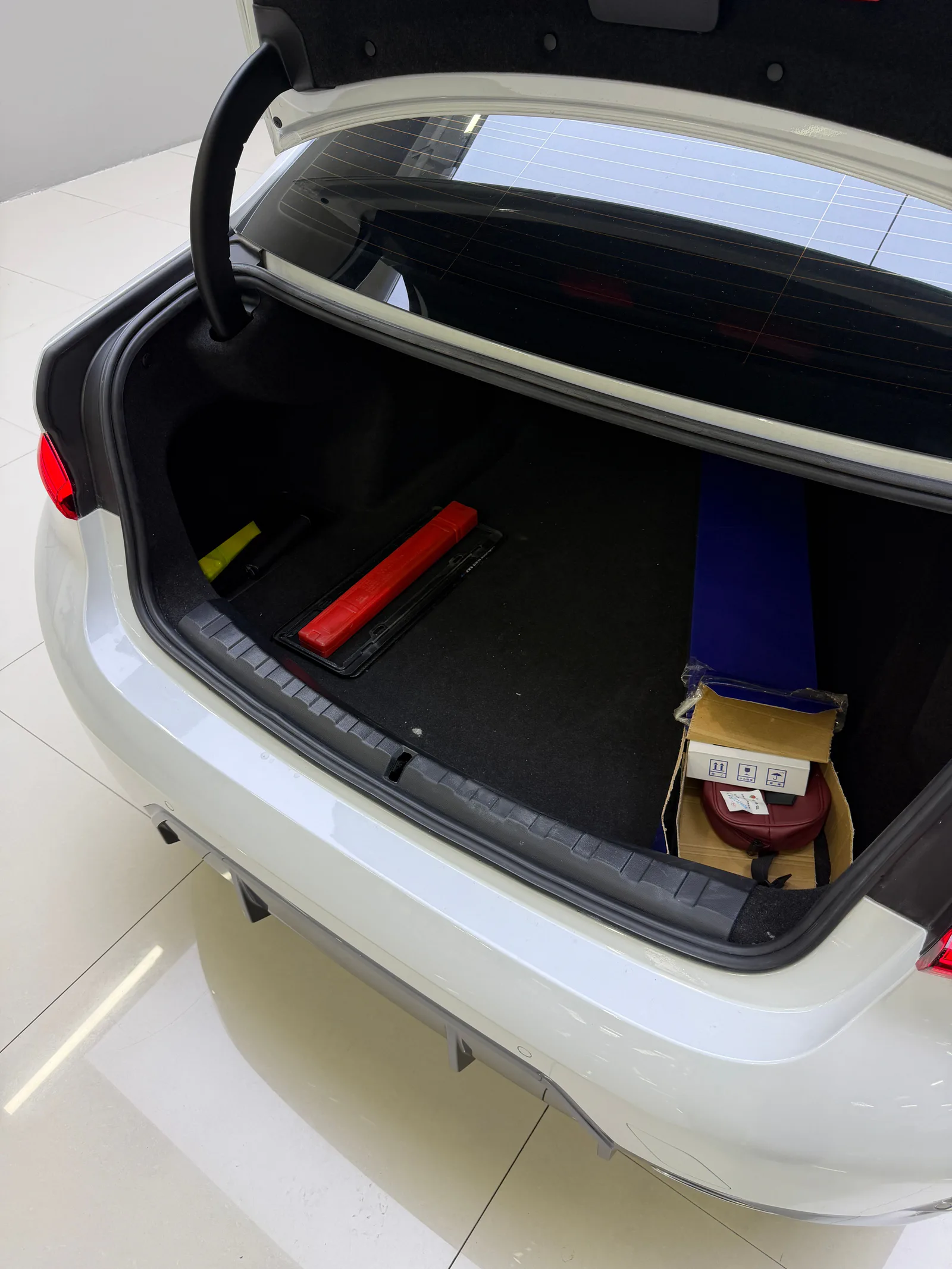 BMW 3 Series 2023 — photo 4 of 11
