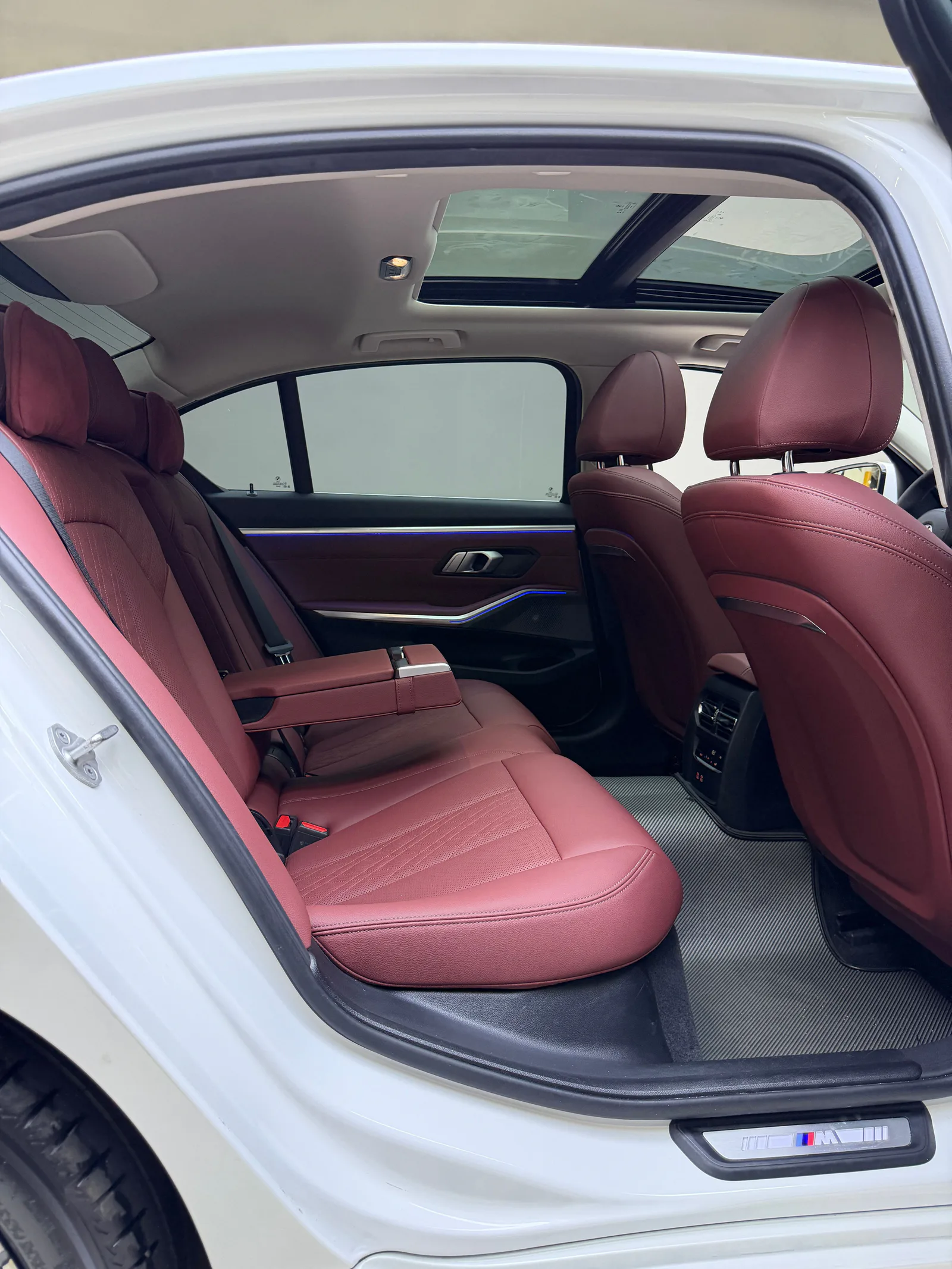 BMW 3 Series 2023 — photo 8 of 11