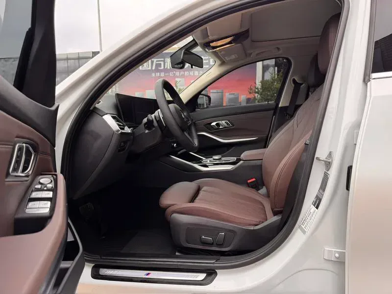 BMW 3 Series 2023 — photo 13 of 17