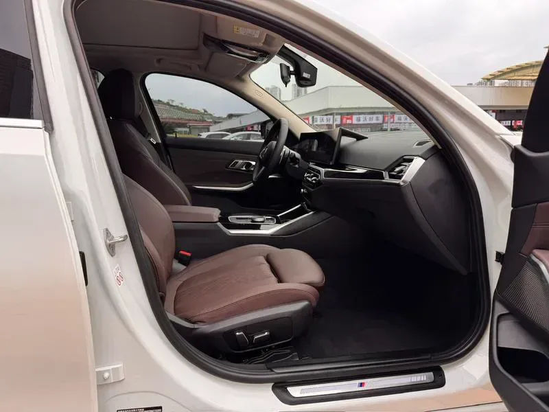 BMW 3 Series 2023 — photo 14 of 17