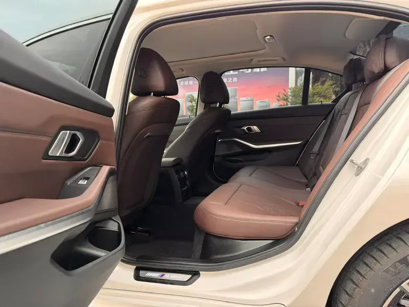 BMW 3 Series 2023 — photo 15 of 17