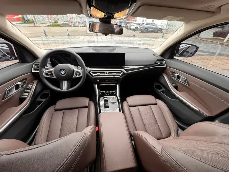 BMW 3 Series 2023 — photo 9 of 17