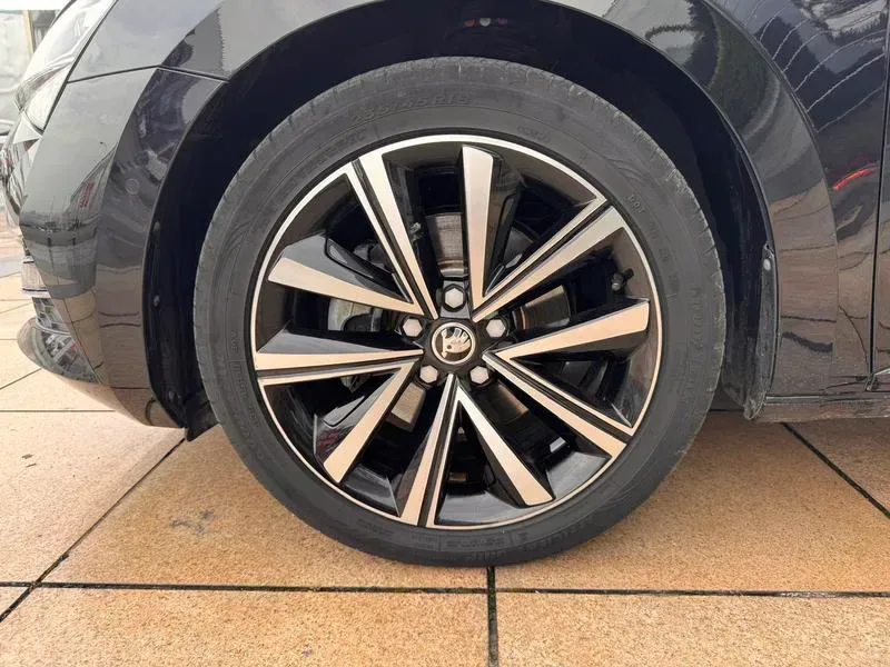Skoda Superb 2023 — photo 12 of 20