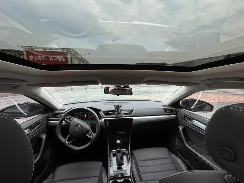 Skoda Superb 2023 — photo 18 of 20
