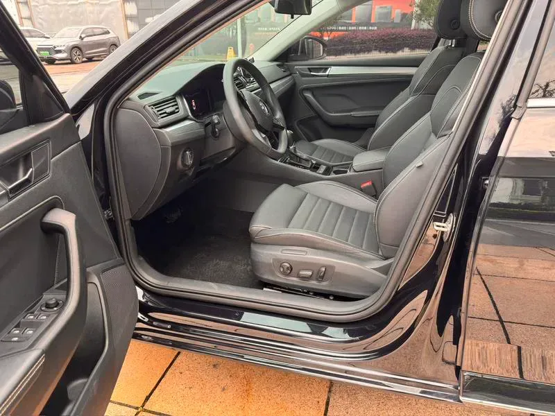 Skoda Superb 2023 — photo 19 of 20