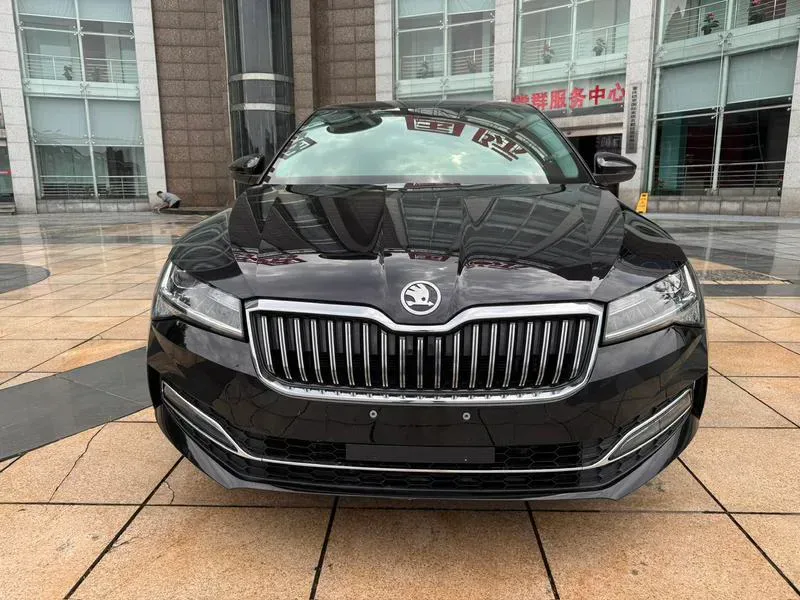 Skoda Superb 2023 — photo 2 of 20