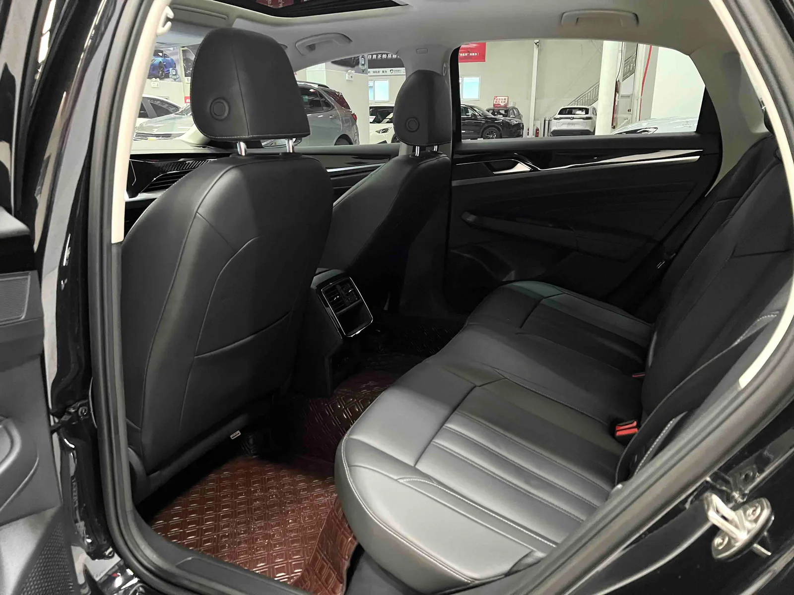 Volkswagen Passat 2023 — photo 10 of 20