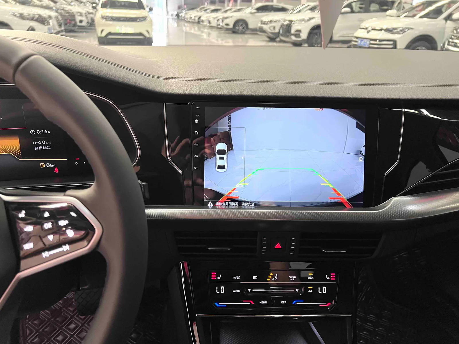 Volkswagen Passat 2023 — photo 12 of 20