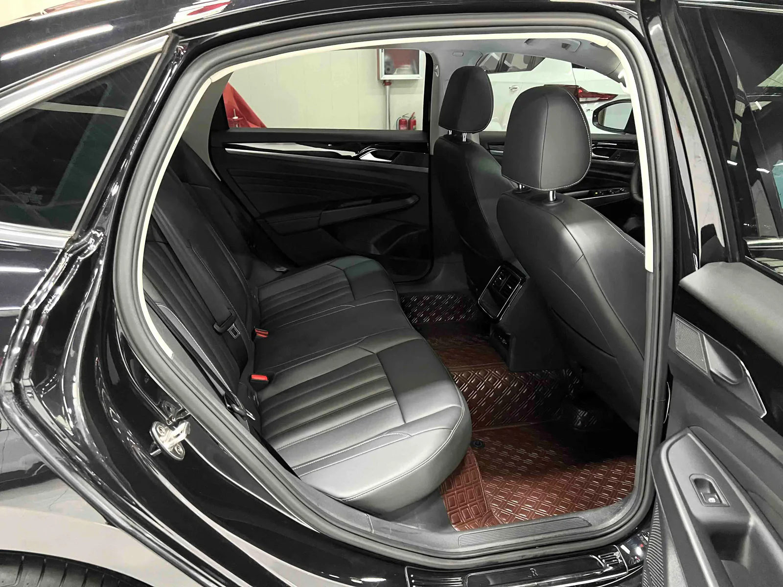 Volkswagen Passat 2023 — photo 13 of 20
