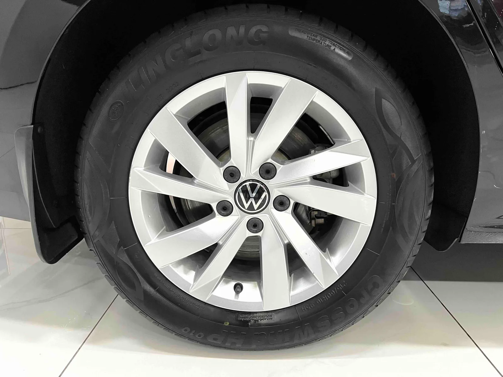 Volkswagen Passat 2023 — photo 14 of 20