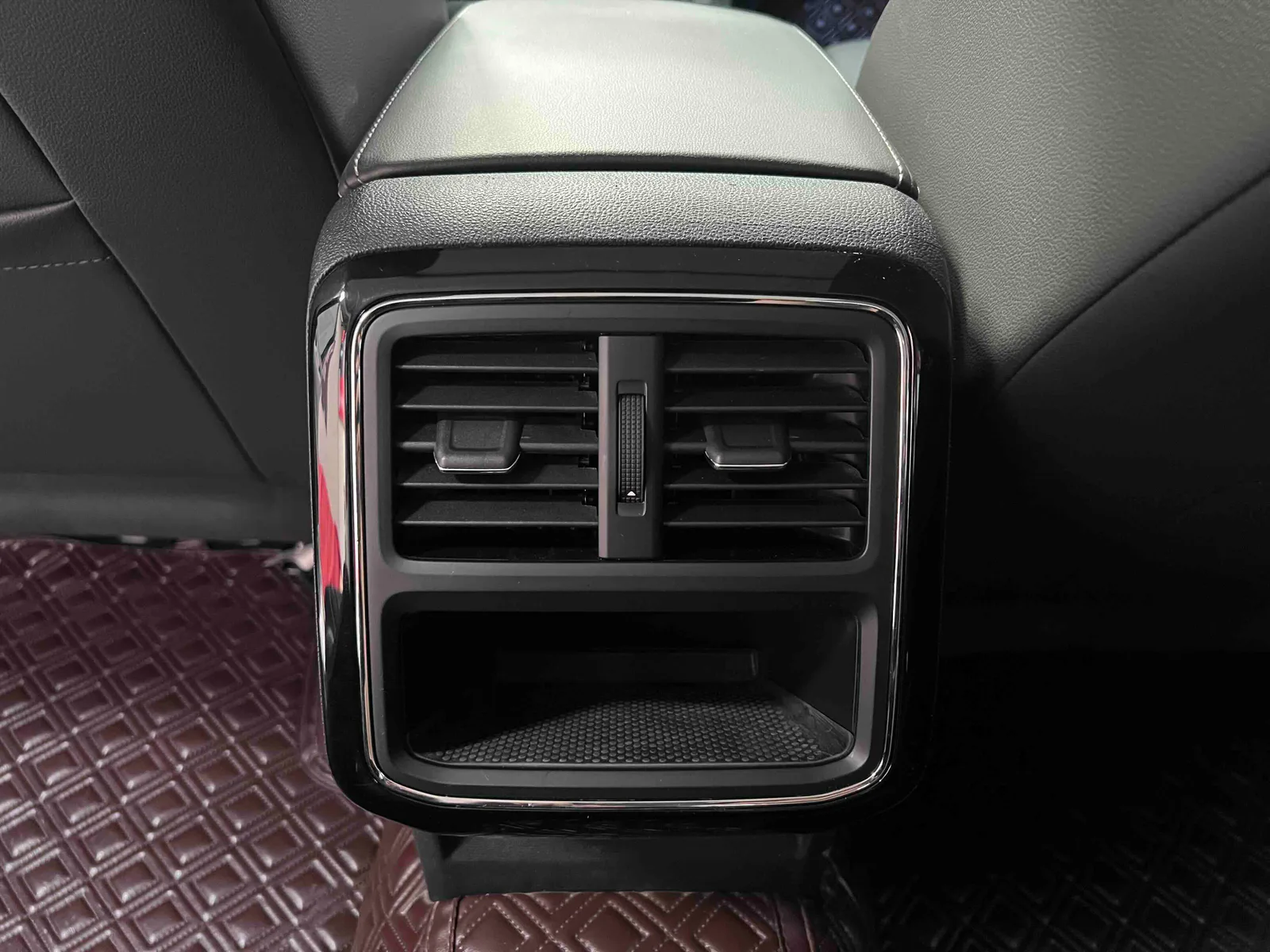 Volkswagen Passat 2023 — photo 18 of 20