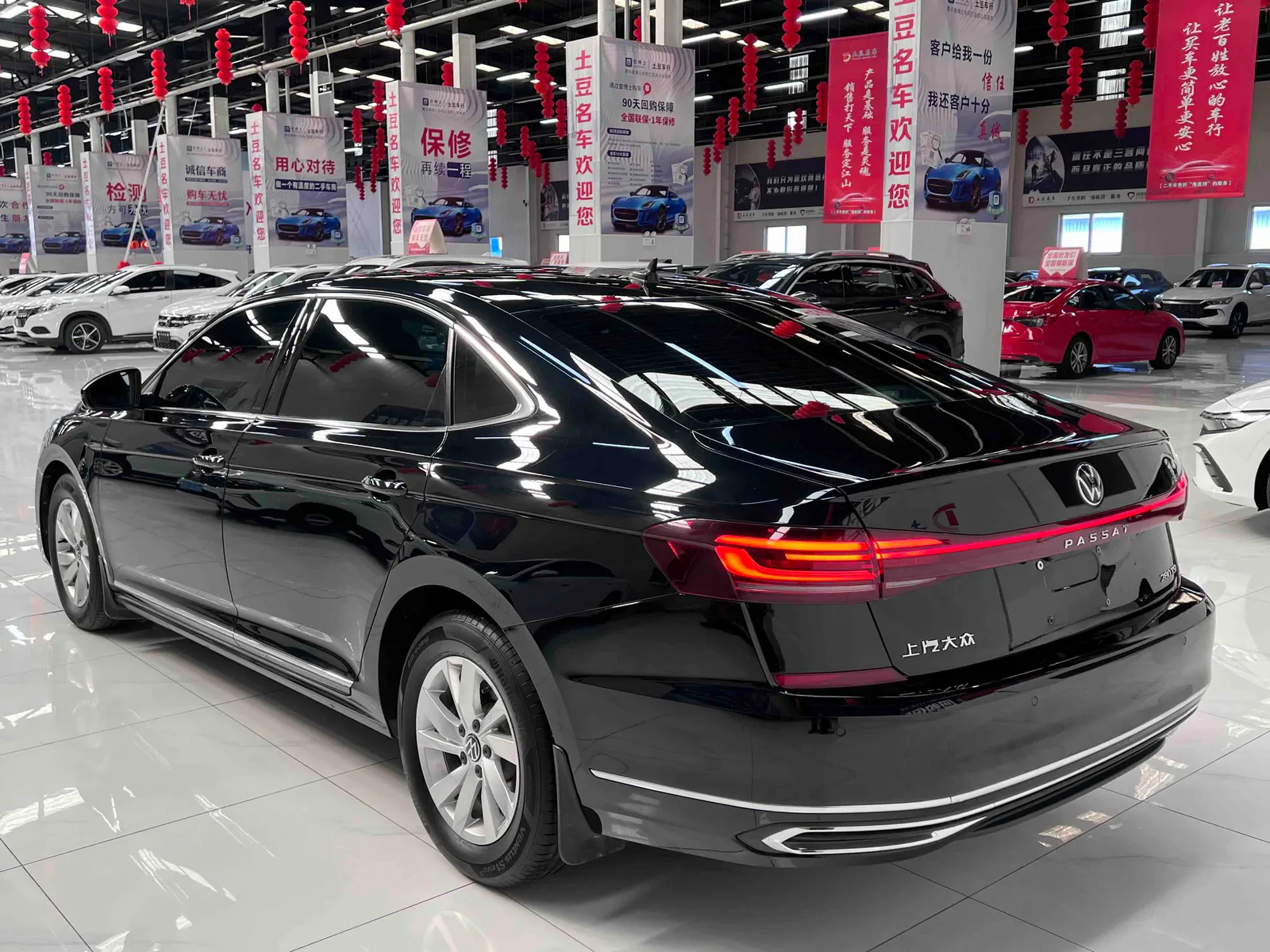 Volkswagen Passat 2023 — photo 6 of 20