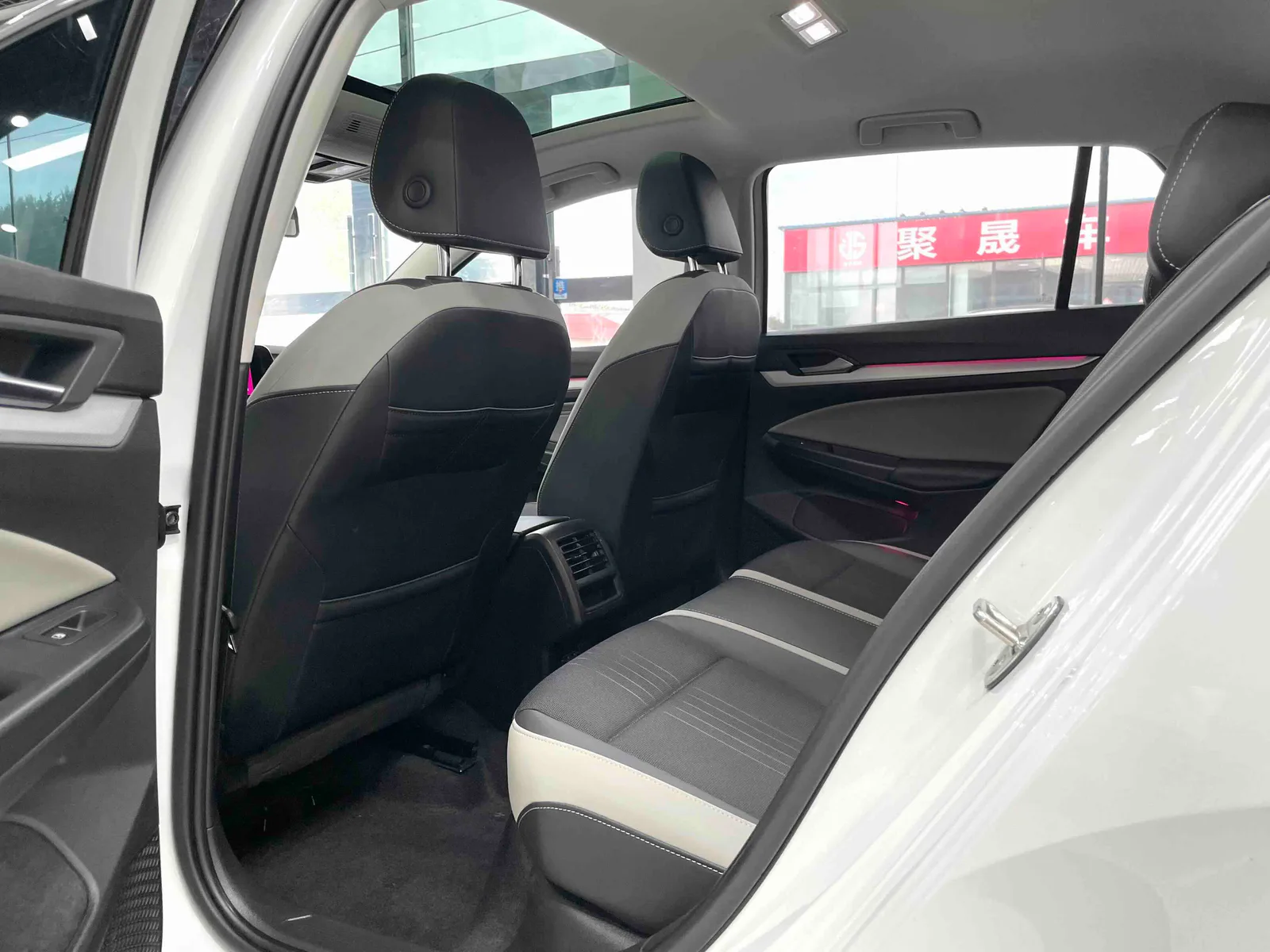 Volkswagen Golf 2021 — photo 8 of 18