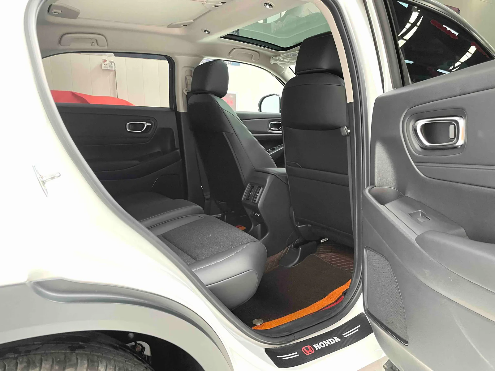 Honda Vezel 2023 — photo 10 of 20