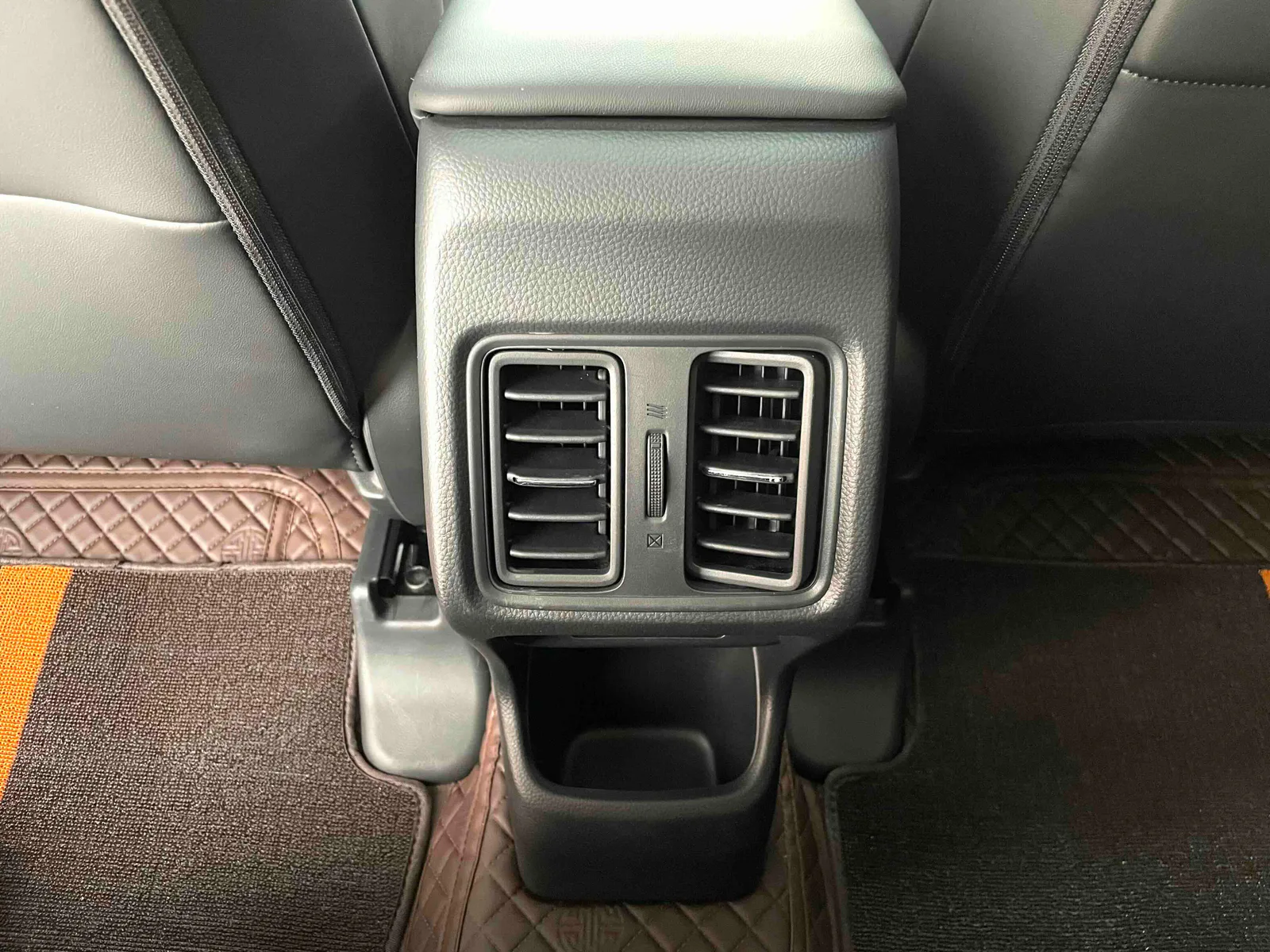 Honda Vezel 2023 — photo 8 of 20