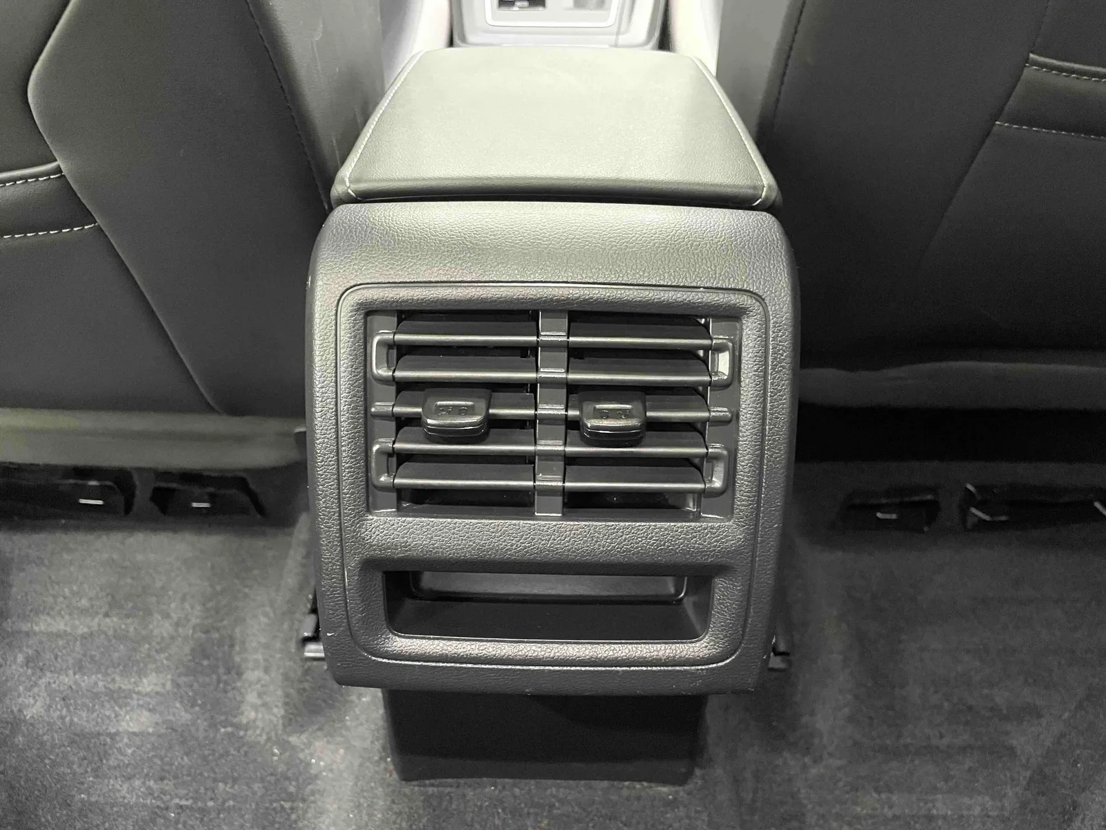 Volkswagen Golf 2023 — photo 10 of 20