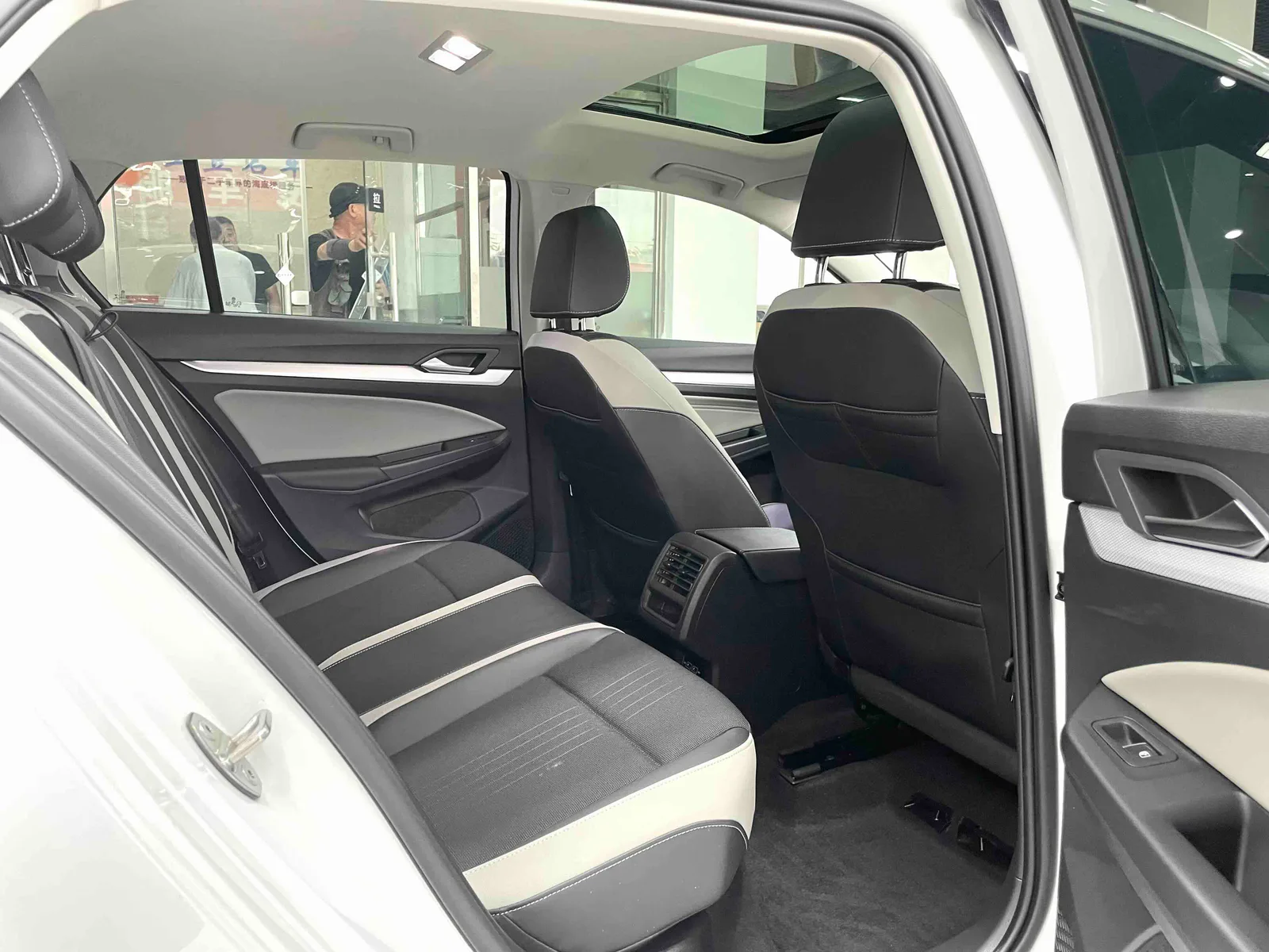 Volkswagen Golf 2023 — photo 11 of 20