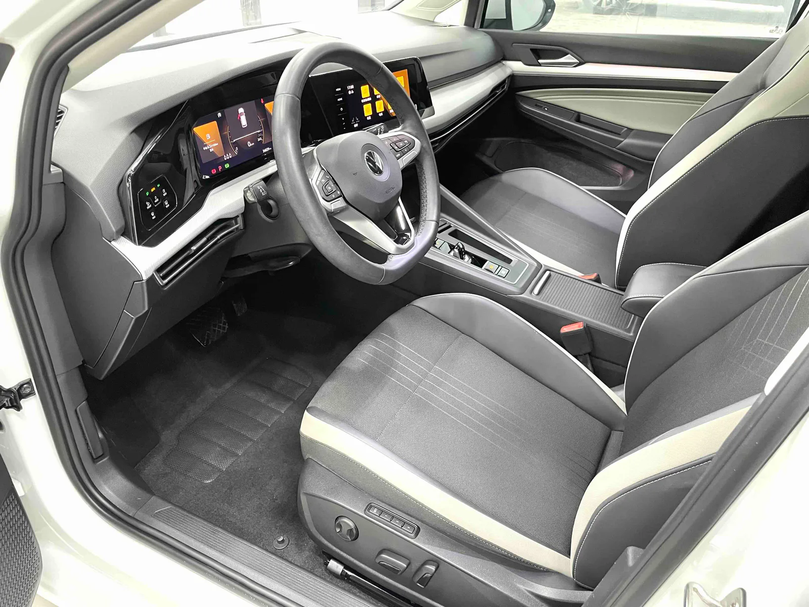 Volkswagen Golf 2023 — photo 5 of 20