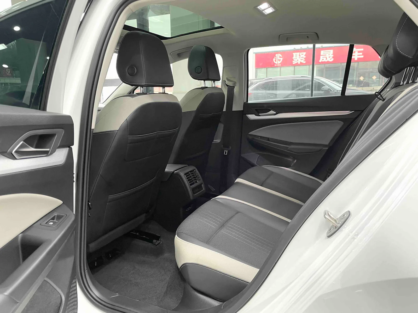 Volkswagen Golf 2023 — photo 9 of 20