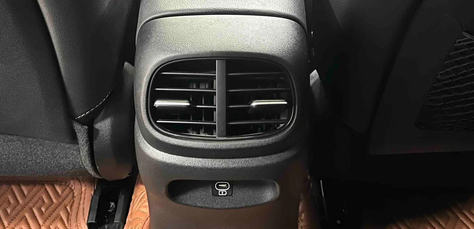 Hyundai Elantra 2023 — photo 11 of 19