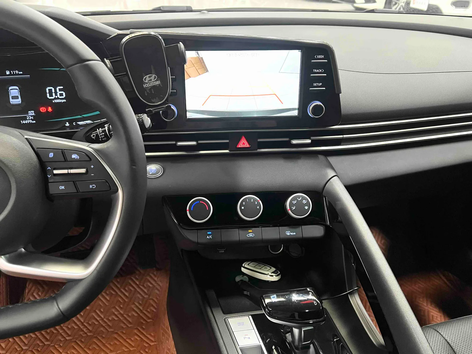 Hyundai Elantra 2023 — photo 12 of 19