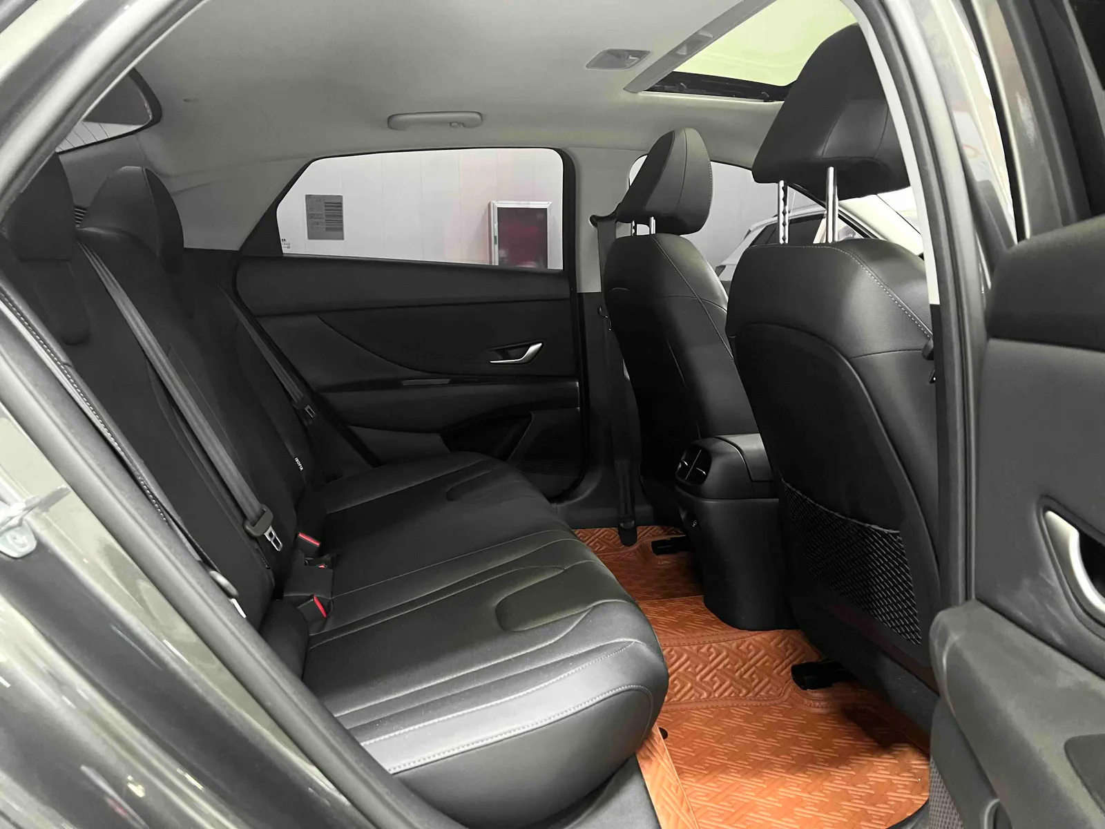 Hyundai Elantra 2023 — photo 13 of 19