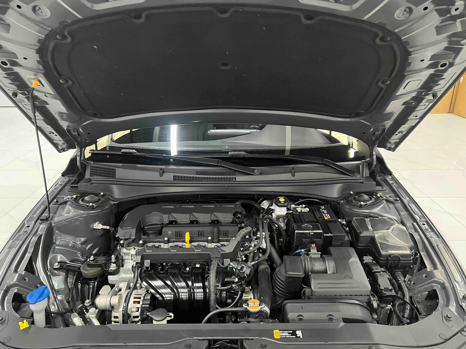 Hyundai Elantra 2023 — photo 16 of 19