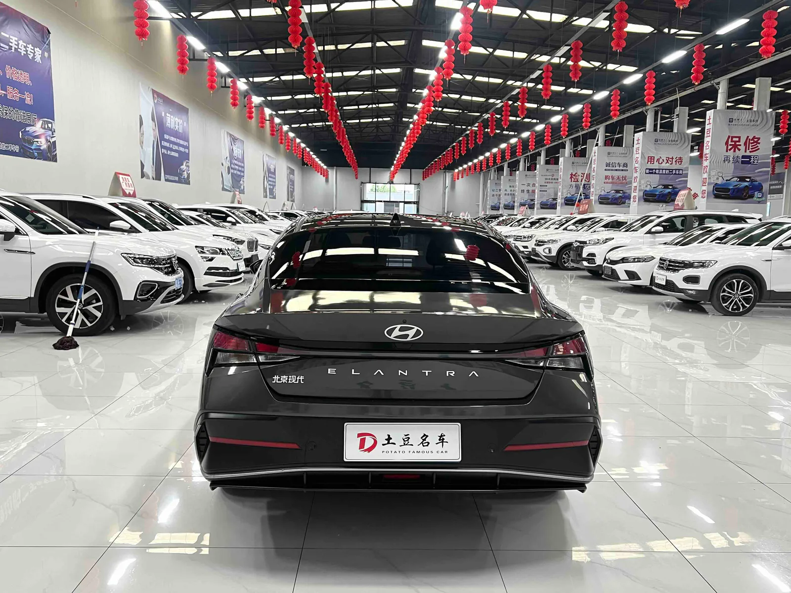 Hyundai Elantra 2023 — photo 5 of 19