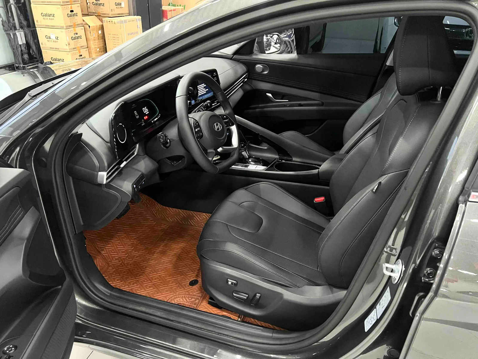 Hyundai Elantra 2023 — photo 7 of 19