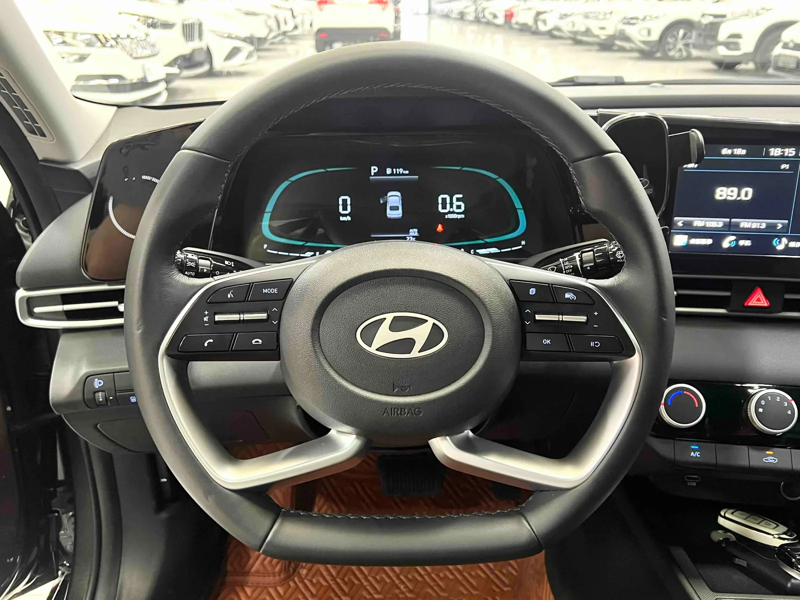 Hyundai Elantra 2023 — photo 8 of 19