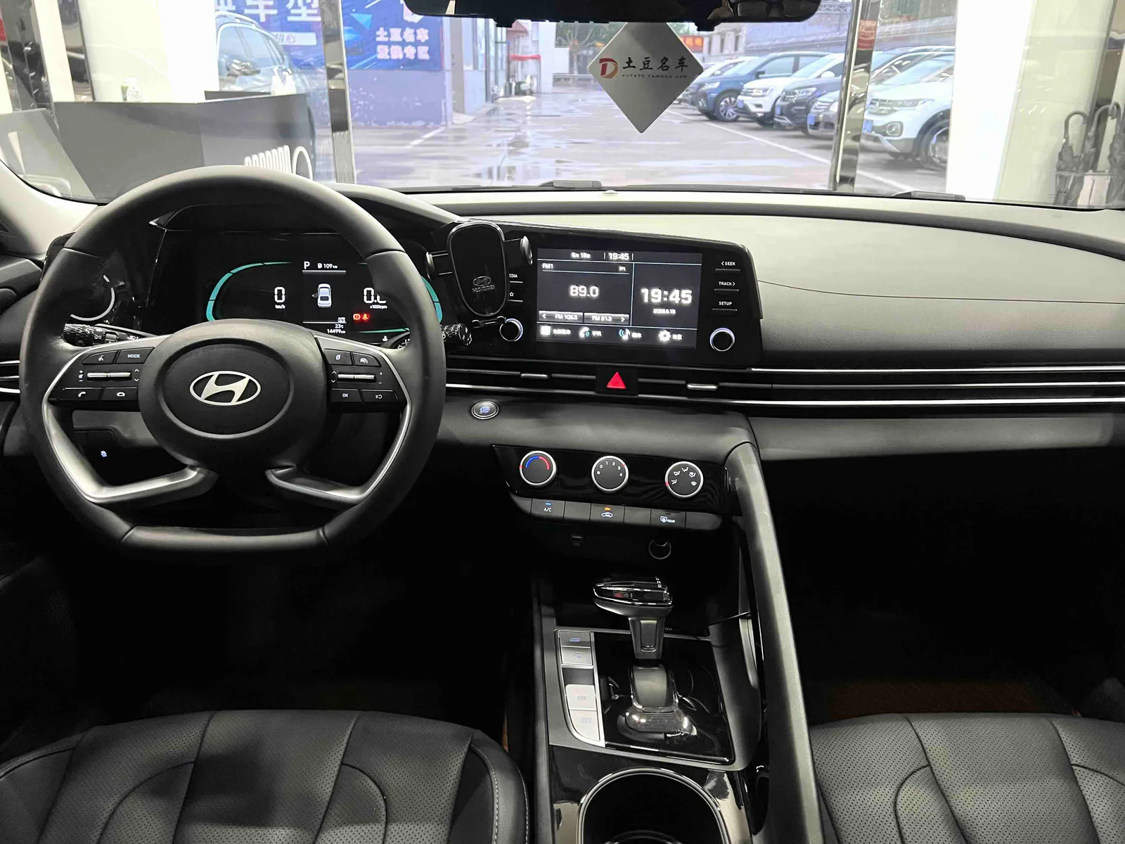 Hyundai Elantra 2023 — photo 9 of 19
