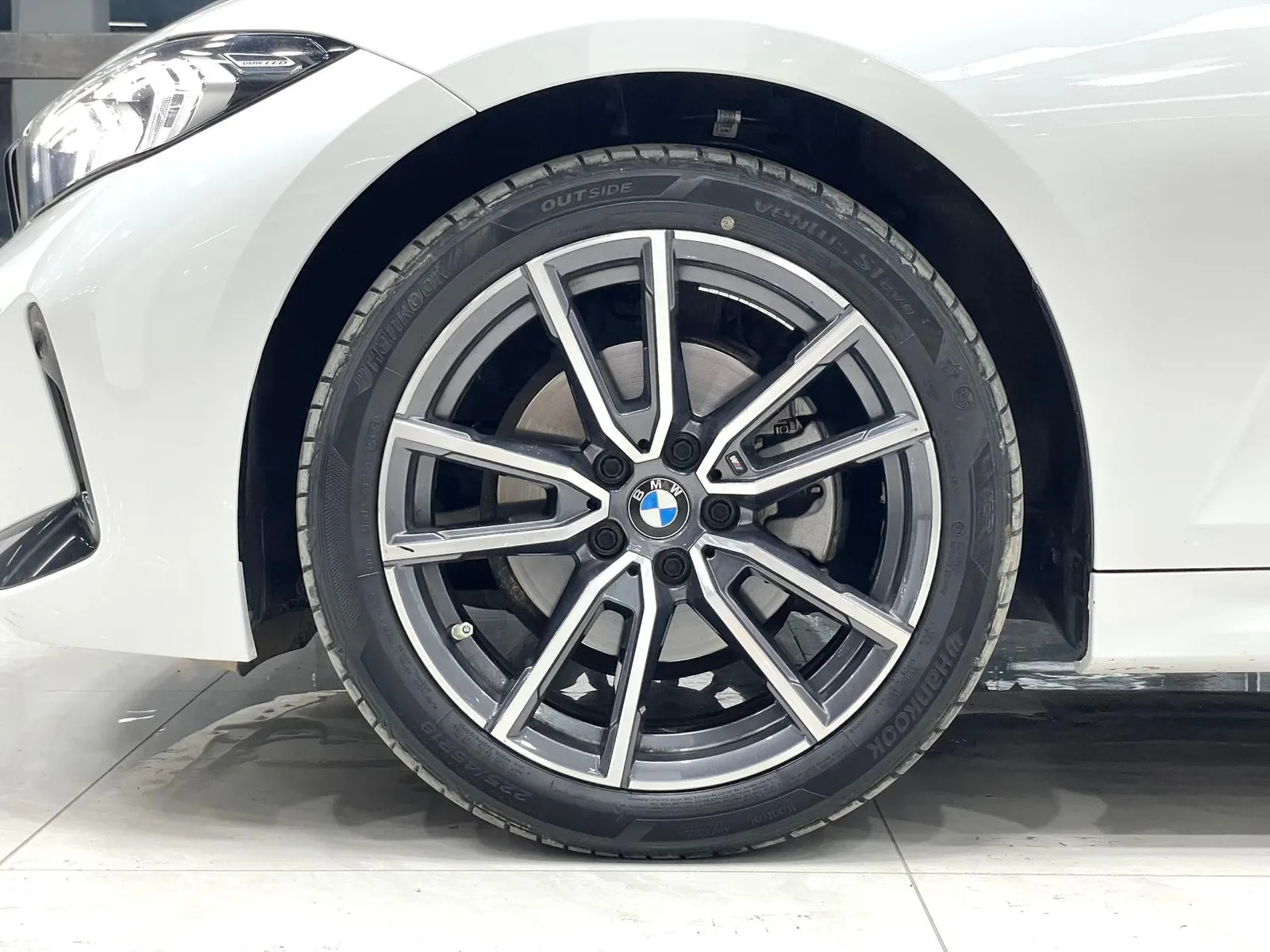 BMW 3 Series 2023 — photo 13 of 18