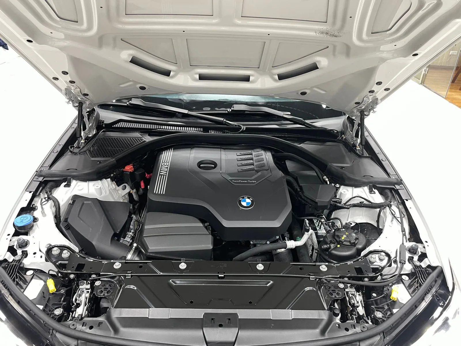 BMW 3 Series 2023 — photo 14 of 18