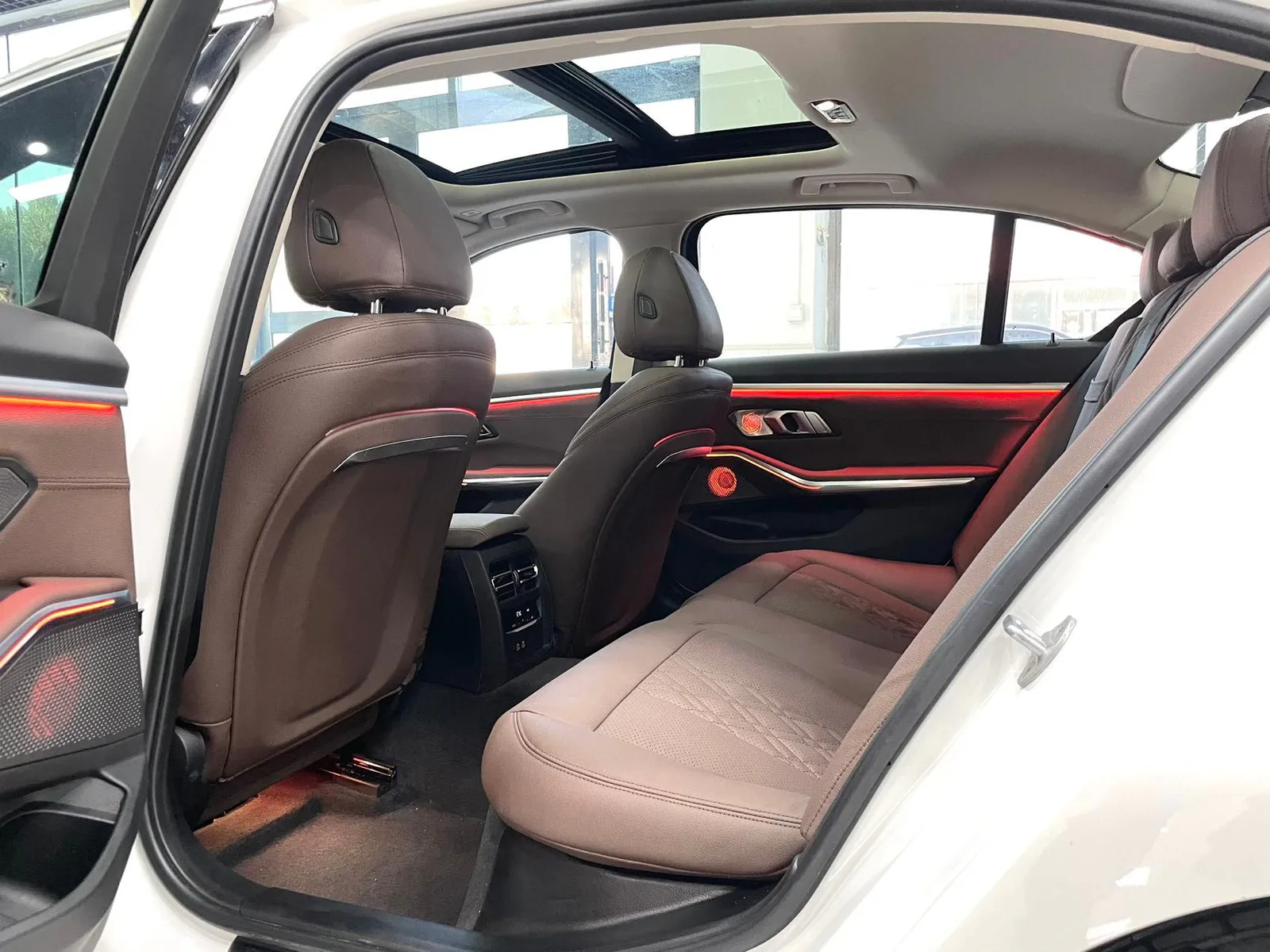 BMW 3 Series 2023 — photo 8 of 18
