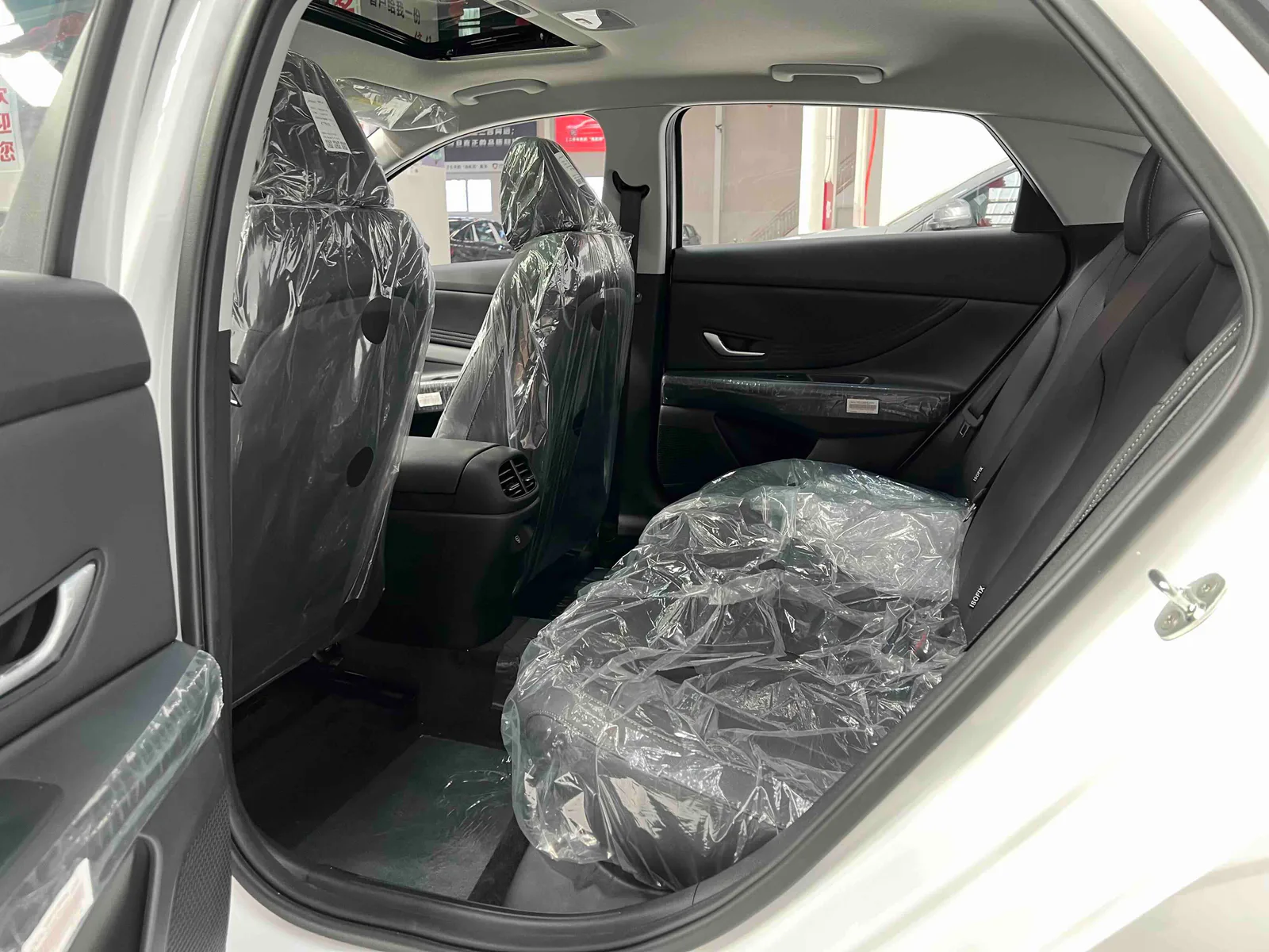 Hyundai Elantra 2023 — photo 10 of 19