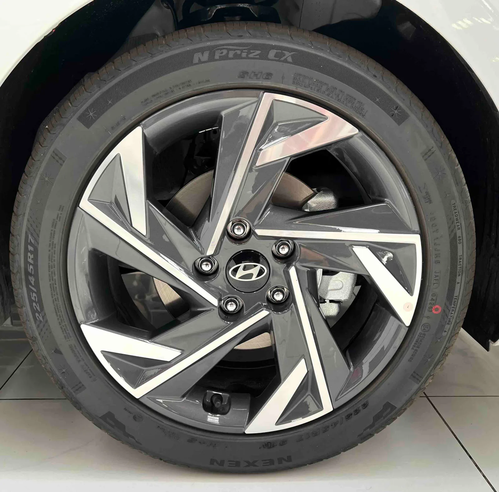 Hyundai Elantra 2023 — photo 14 of 19