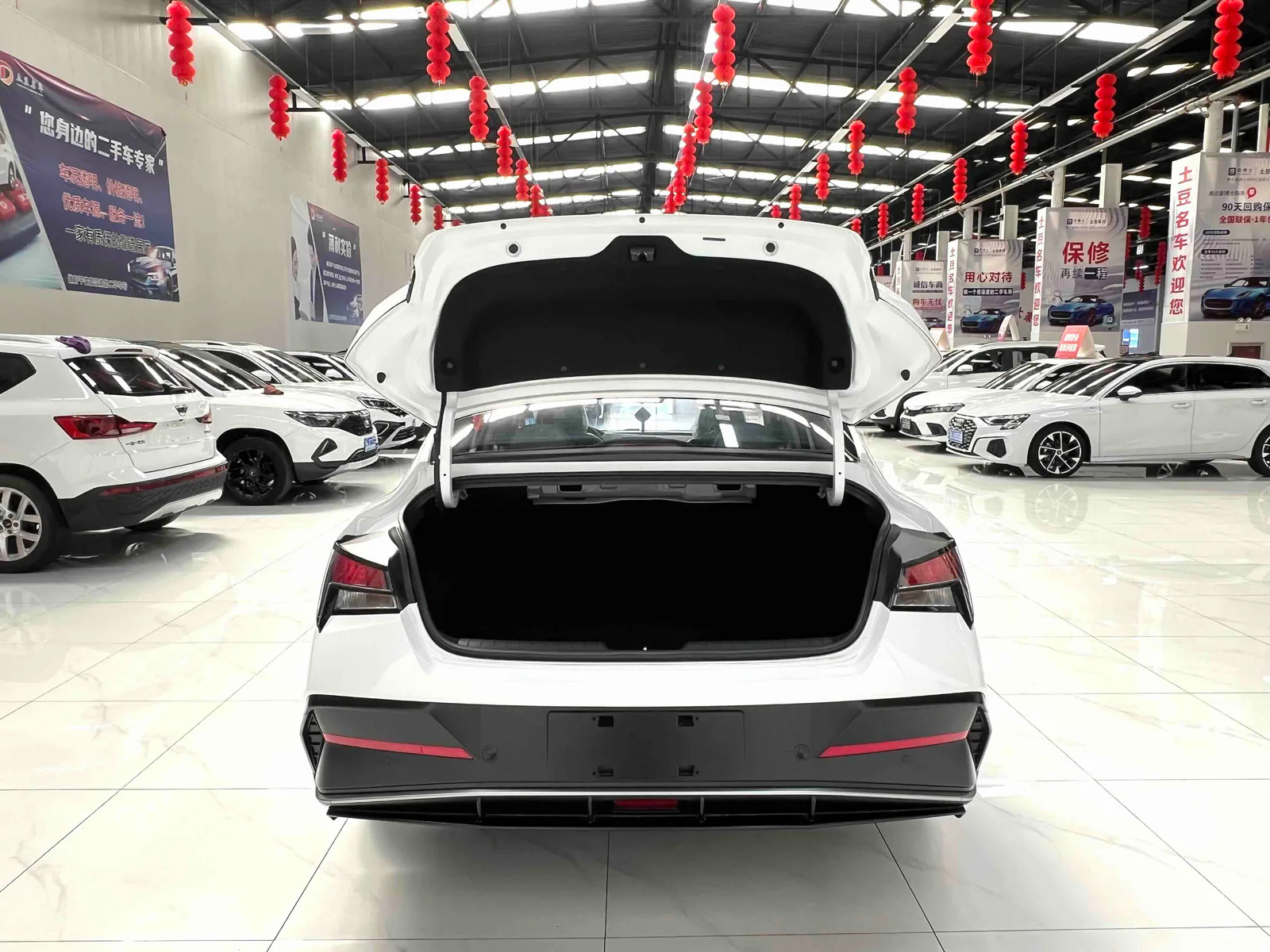 Hyundai Elantra 2023 — photo 17 of 19