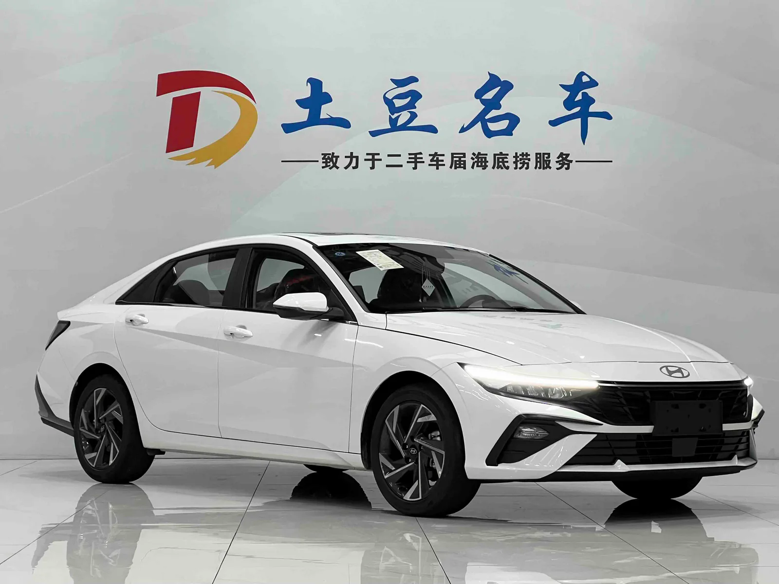 Hyundai Elantra 2023 — photo 3 of 19