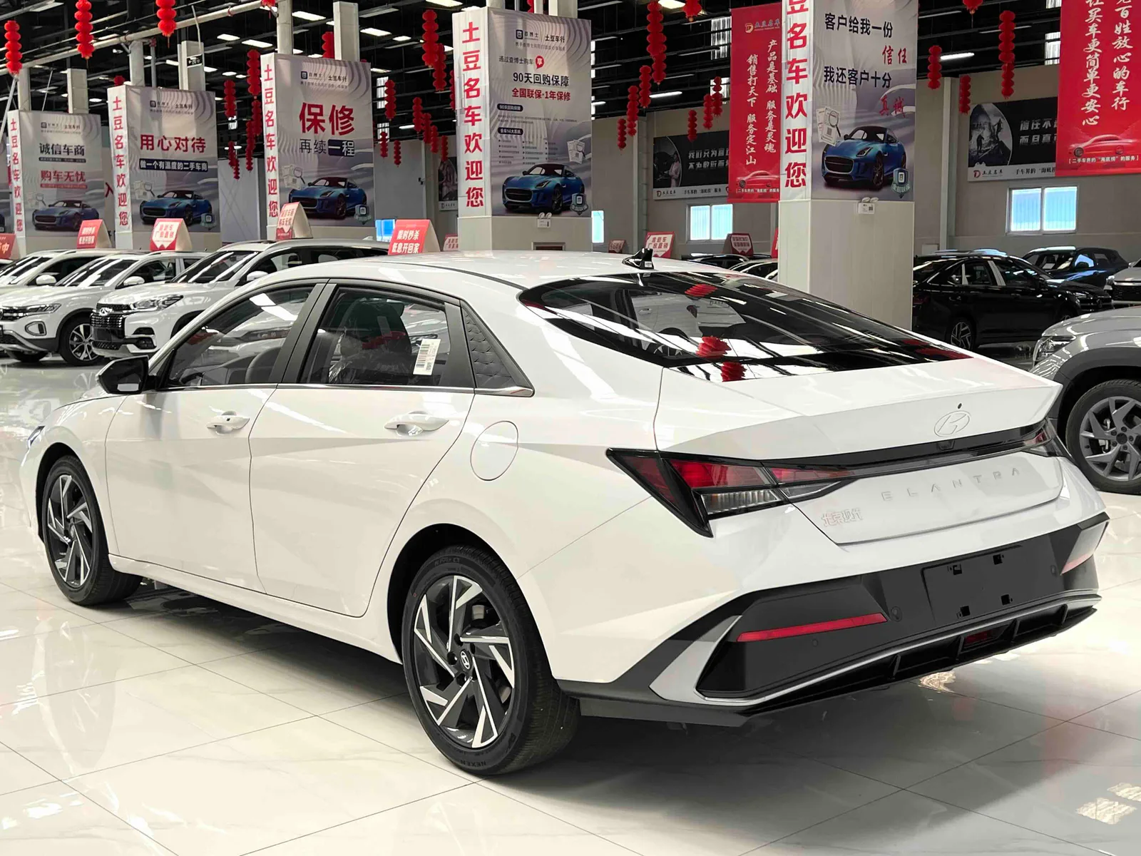 Hyundai Elantra 2023 — photo 4 of 19