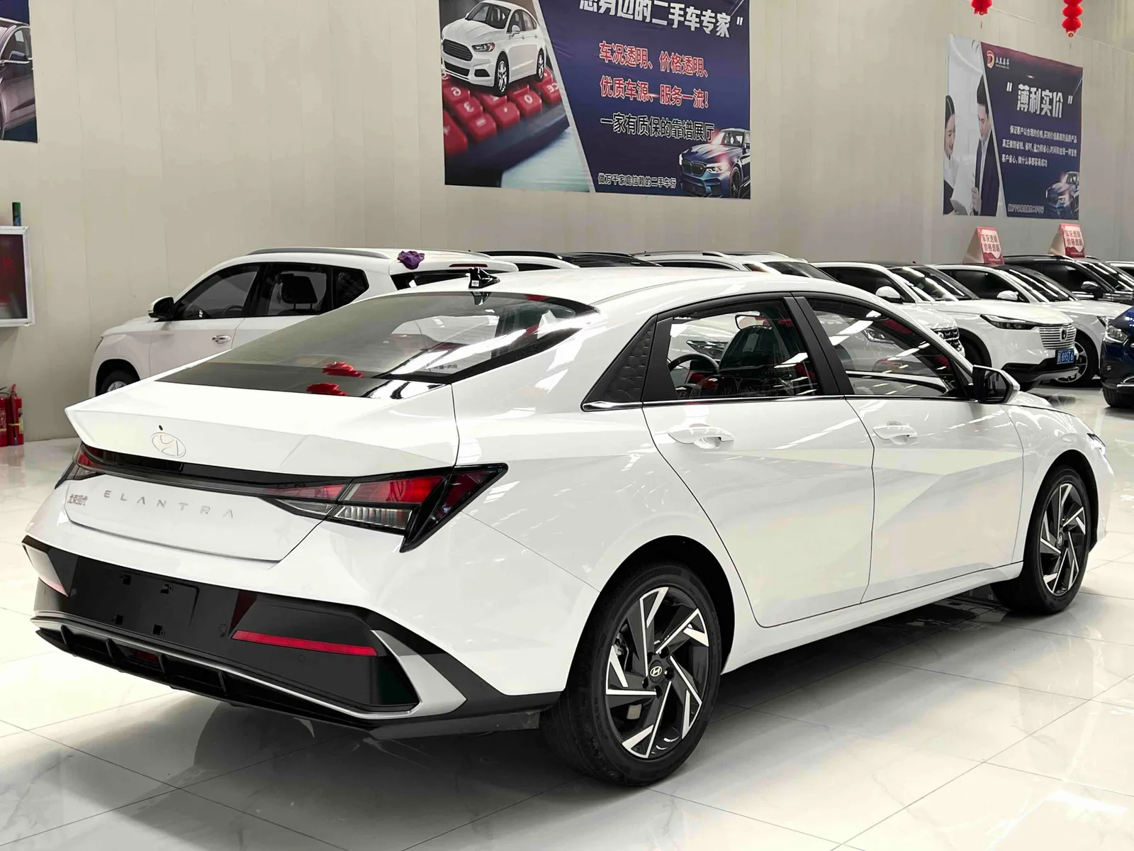 Hyundai Elantra 2023 — photo 6 of 19