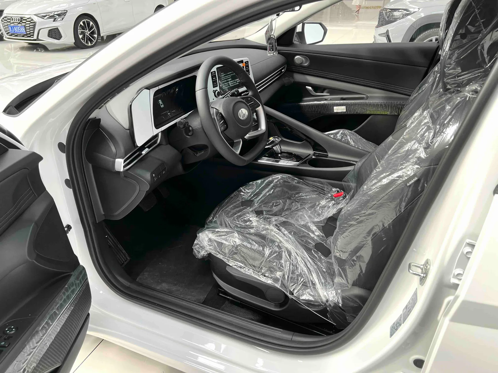 Hyundai Elantra 2023 — photo 7 of 19