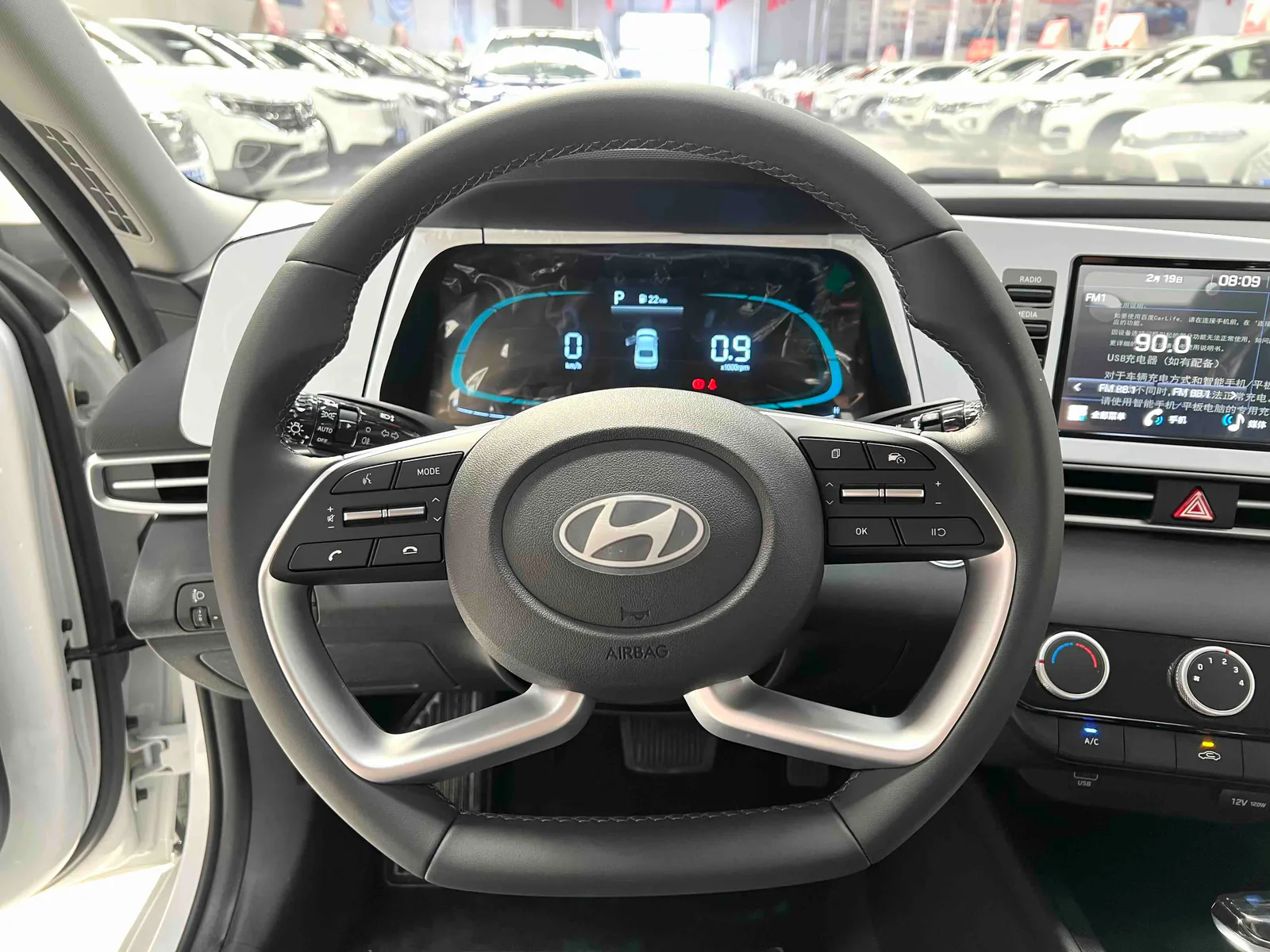 Hyundai Elantra 2023 — photo 8 of 19