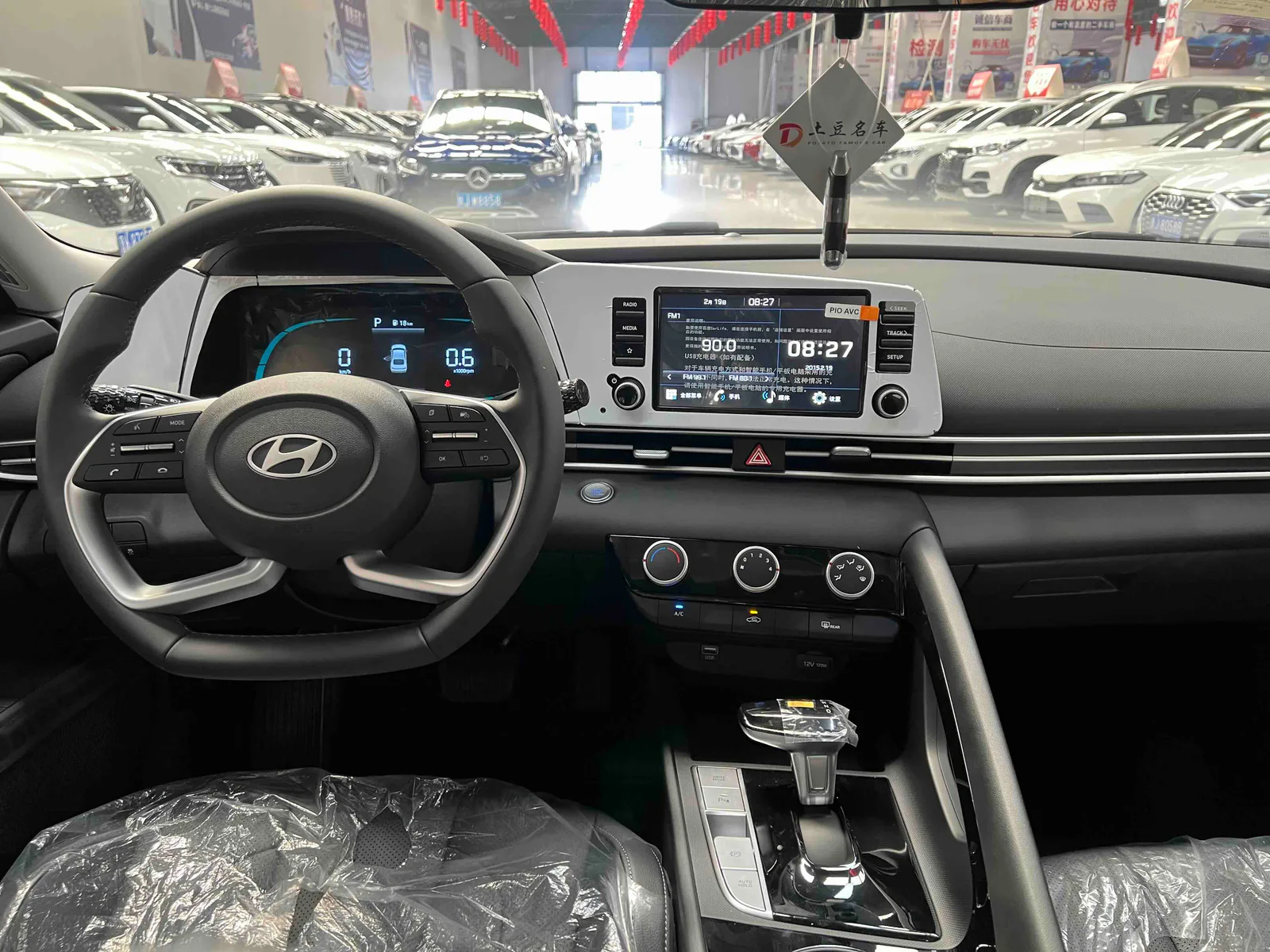 Hyundai Elantra 2023 — photo 9 of 19