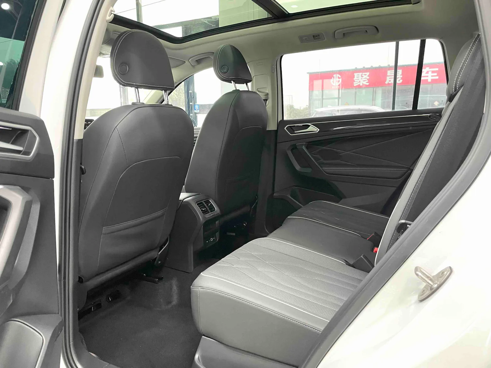 Volkswagen Tiguan L 2023 — photo 10 of 20