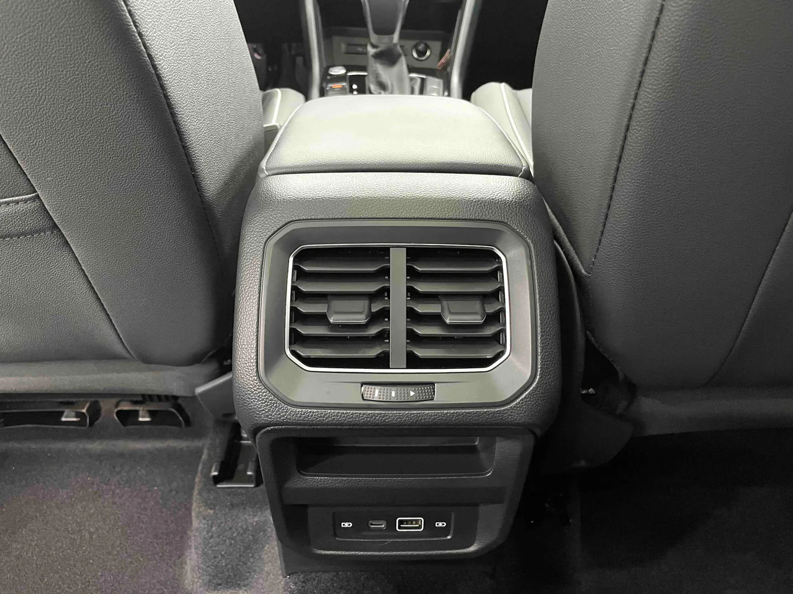 Volkswagen Tiguan L 2023 — photo 11 of 20