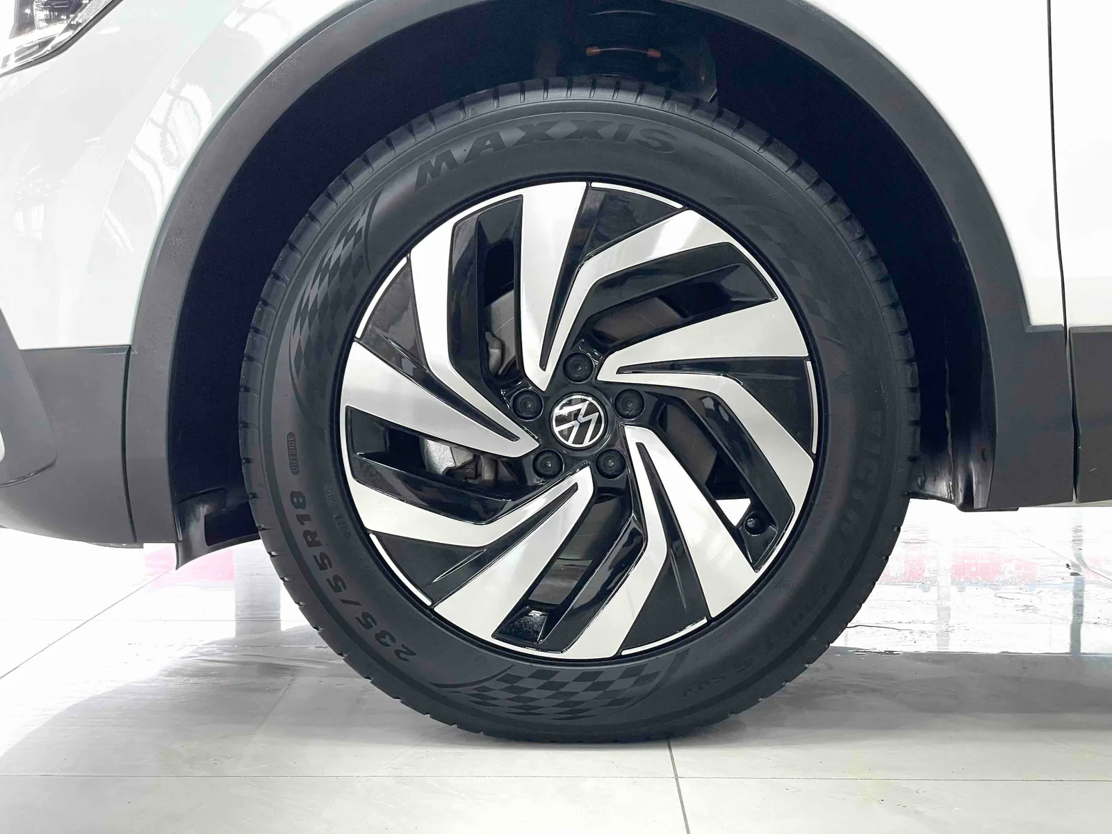 Volkswagen Tiguan L 2023 — photo 13 of 20