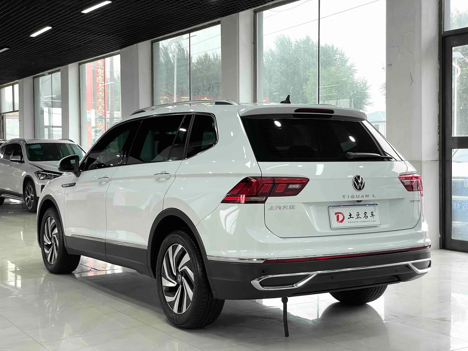 Volkswagen Tiguan L 2023 — photo 14 of 20