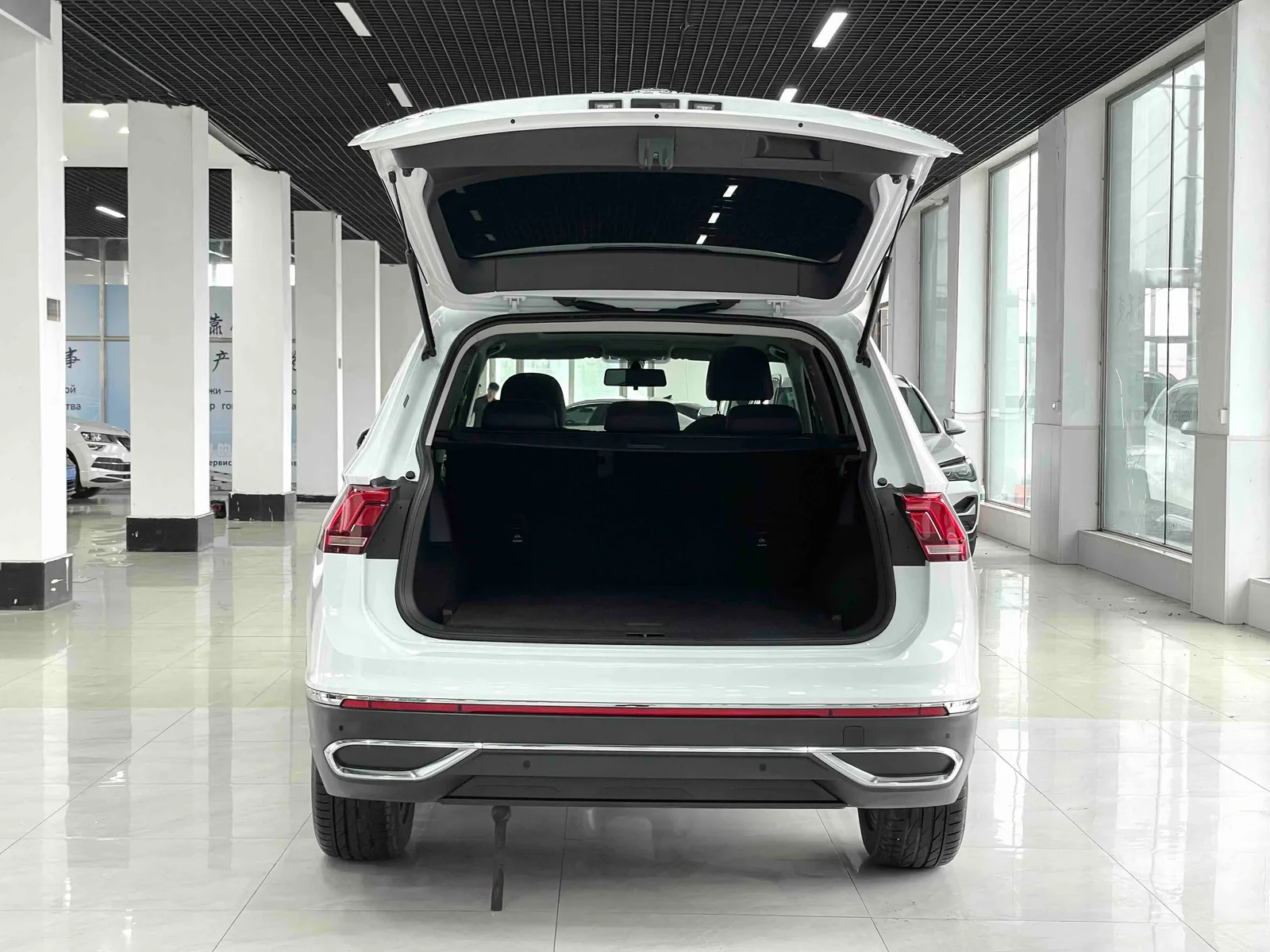 Volkswagen Tiguan L 2023 — photo 17 of 20