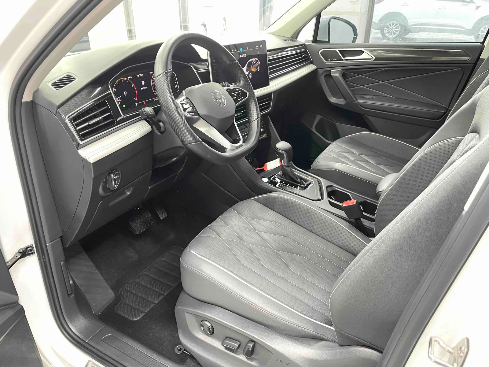 Volkswagen Tiguan L 2023 — photo 5 of 20